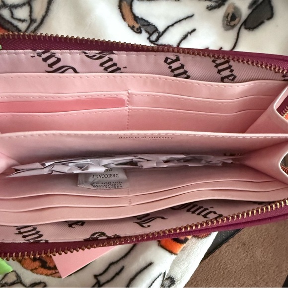NWT Juicy Couture Romance Zip Around Wallet in Plum Berry - Picture 4 of 4